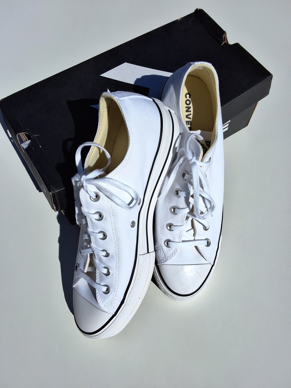 Converse Chuck Taylor All Star Lift Low Top Unisex Canvas Sneakers - White (New)